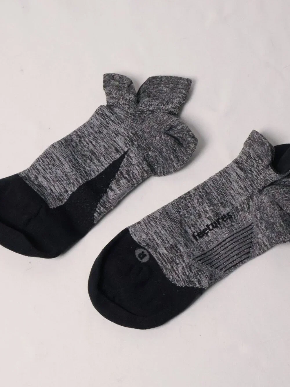 Feetures Ankle Socks Lightweight Gray [Size M]